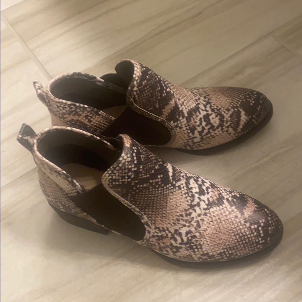 Women’s low cut booties